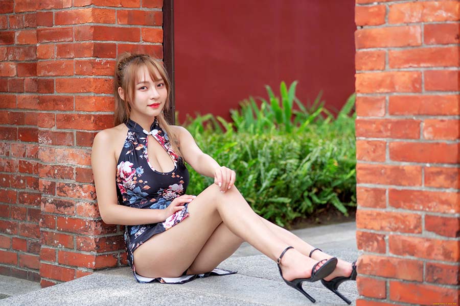 Girls in short dresses in Xuzhou