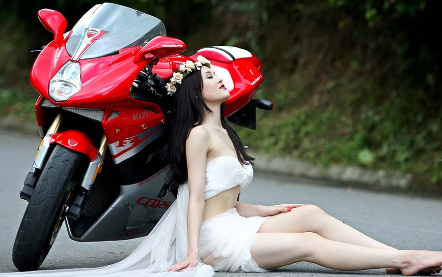 Beautiful girls and motorcycles in Xuzhou